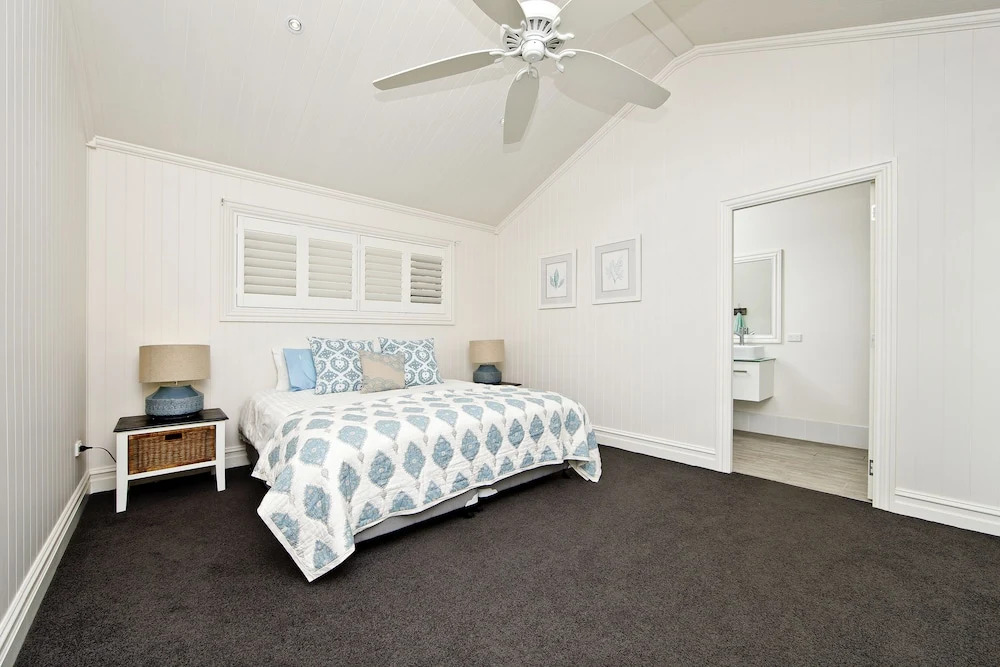 The Hamptons Beach House near Dutchies walk to Nelson Bay