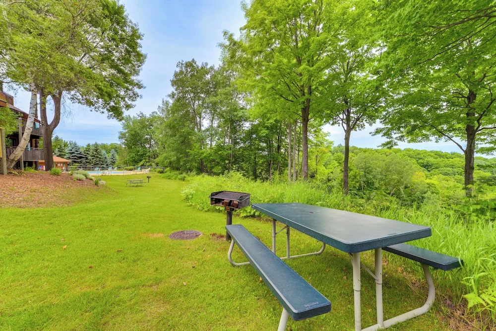 Bellaire Ski Condo: 1 Mi to Summit Mountain!