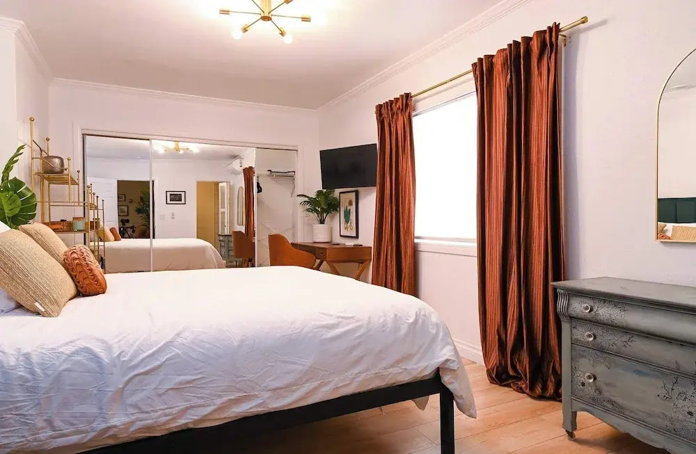 Immaculate 3bdr Private Bungalow, Walk to Beach!