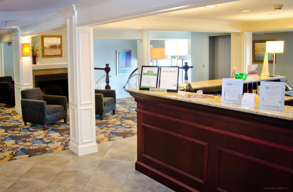 Holiday Inn Express and Suites Merrimack - Nashua by IHG