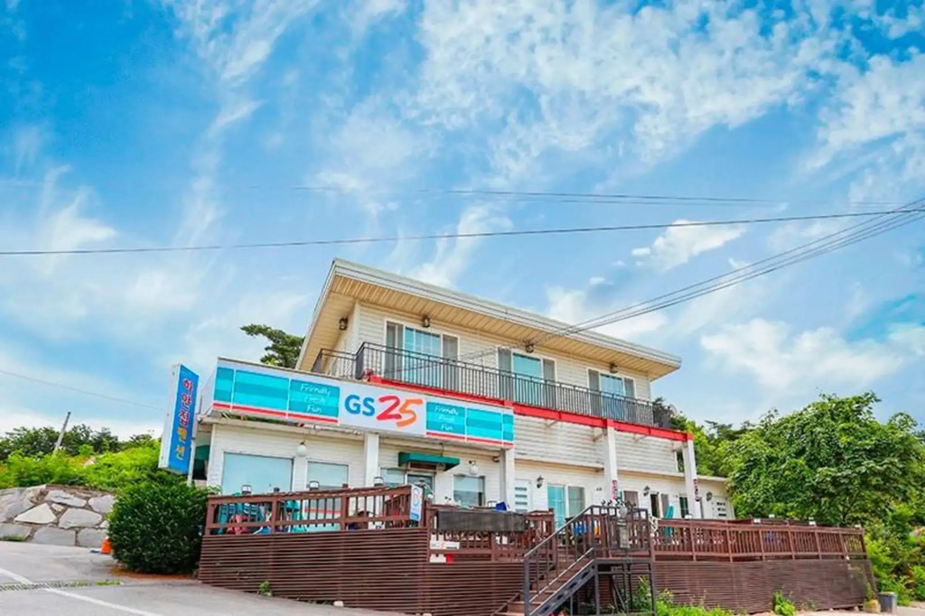 Seokmodo Beach White House Pension