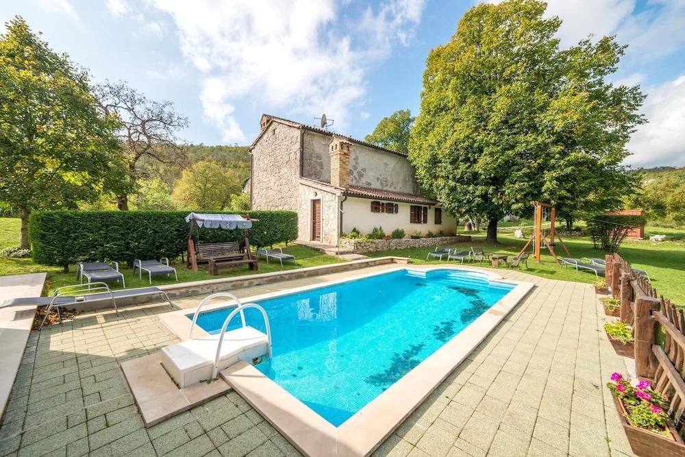 Beautiful Villa Ida & Mirko with pool in Buzet