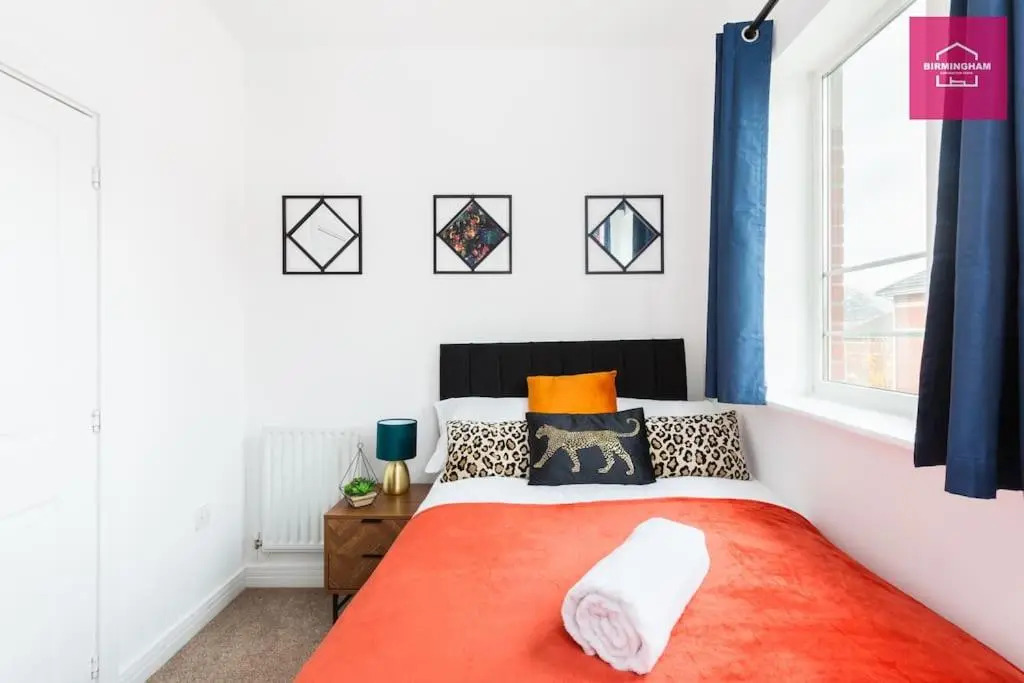 Modern 5 Bedroom Townhouse By City Centre & JQ - 9 Separate Beds, 2 Baths and Parking