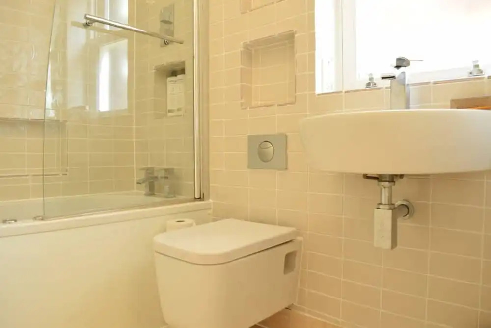 Stylish And Bright 2 Bedroom Flat With Garden