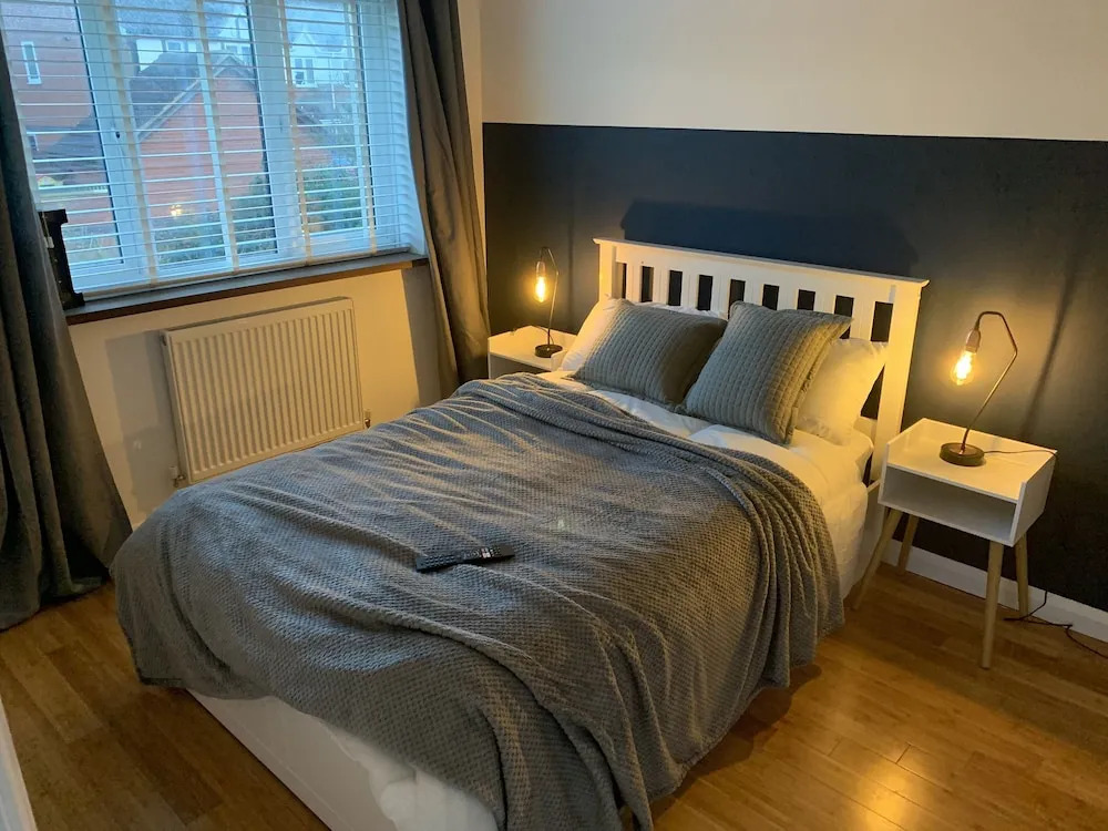 4 bedroom worker property parking