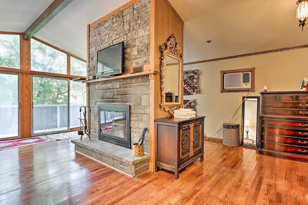 Wawayanda House on 62 Acres - Multiple Fireplaces!