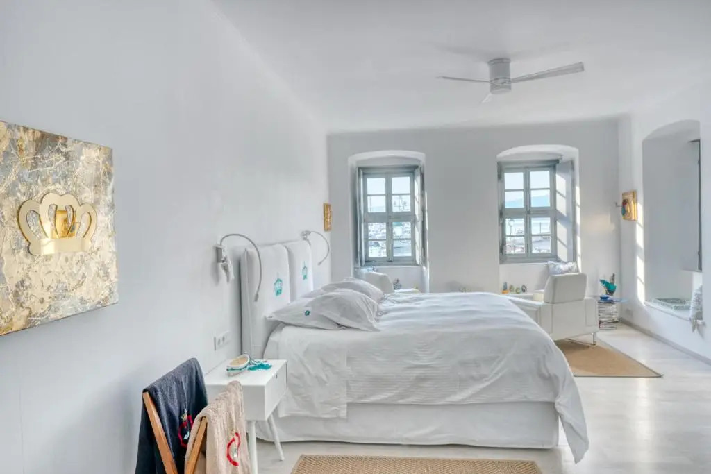 MyCrown Suite, Luxurious apartment with sea view located at the port of Hydra