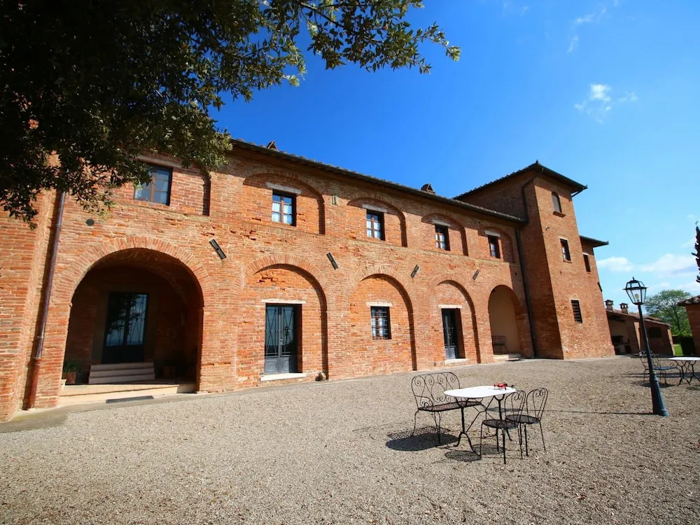 Luxurious Farmhouse in Montepulciano with Swimming Pool