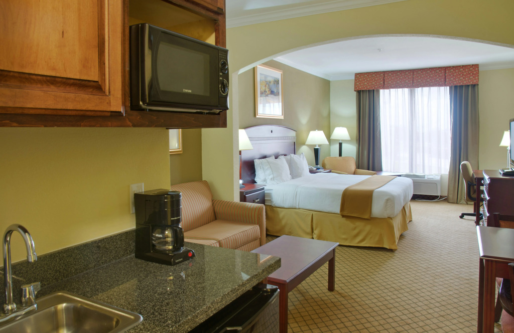 Holiday Inn Express Hotel & Suites Winnie by IHG