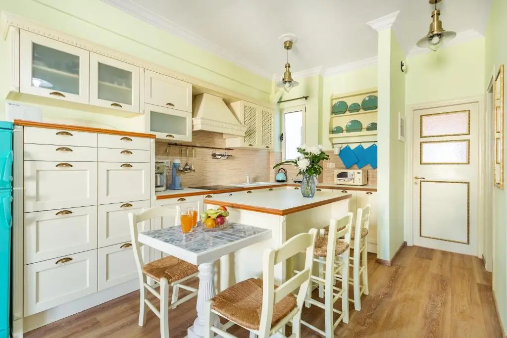 Bright, Calming Retreat With a Balcony Near Metro!