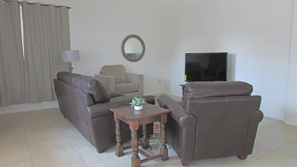 Cozy house near I-10 with pool heater, hot tub, BBQ
