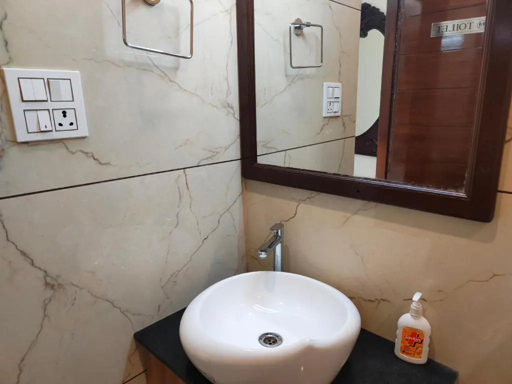 Hotel Guru Surbhi