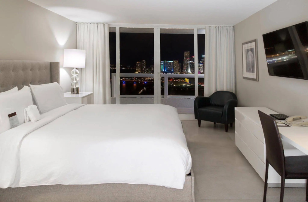 DoubleTree by Hilton Grand Hotel Biscayne Bay