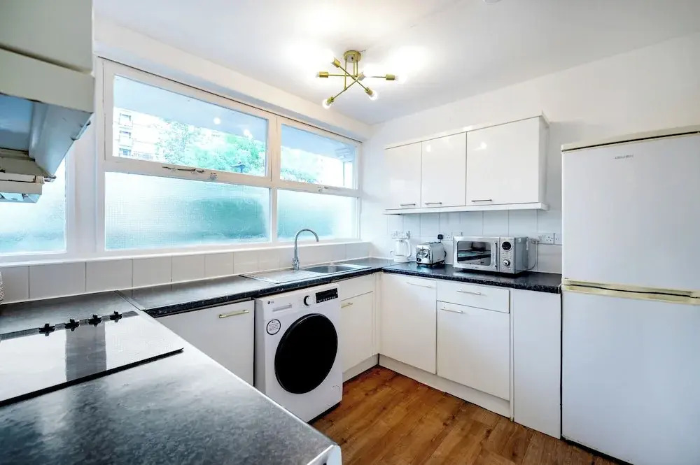Cozy 2 bedroom flat- Heart of Victoria