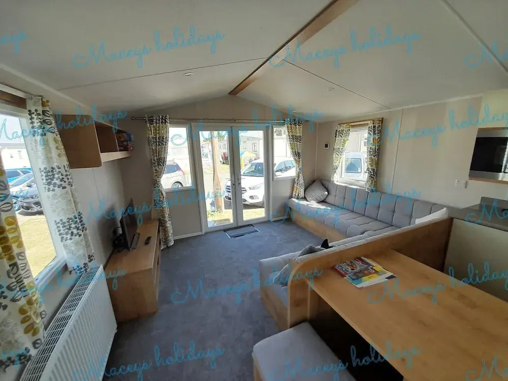 Pet Friendly Caravan in Walton on the Naze