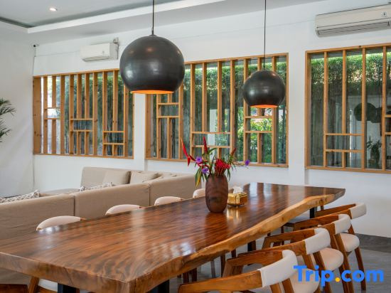 Lux 5BR Villa with Rooftop BBQ, Pool and 800M to Beach
