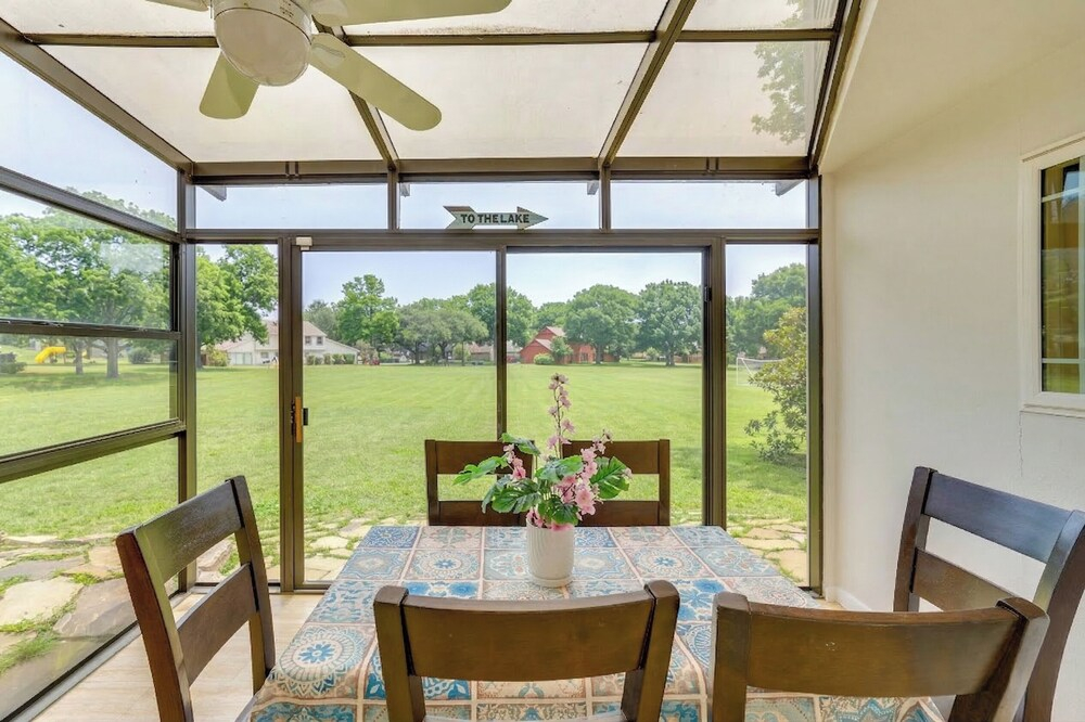 6 Mi to Dtwn Garland: Group Getaway w/ Pool Access