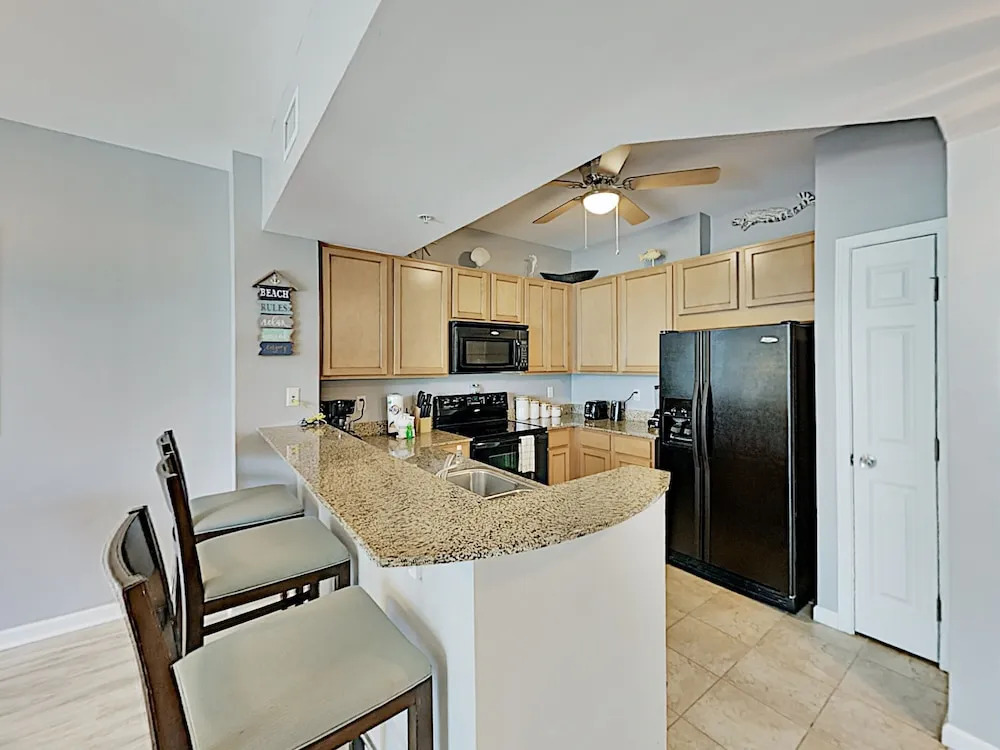 Relax At The Palms. 3rd Floor Pool View 2 Bedroom Condo