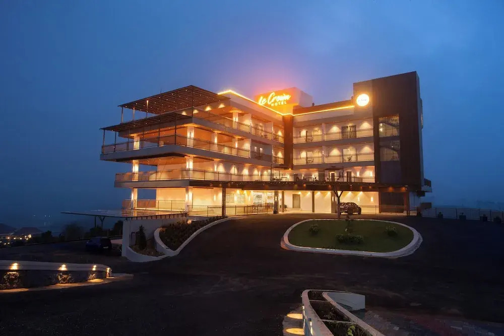 Le Crown Hotel