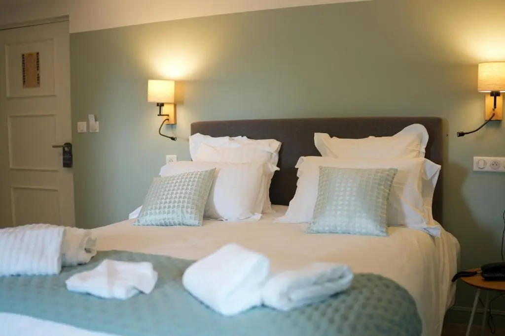 Hôtel Échappée en Baie - Chambres climatisées -Parking privé gratuit dont forfaits bornes électriques réservable