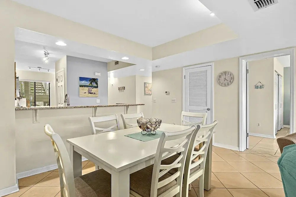 Garden-level Condo With Patio, 2 Pools, Gym, Tennis & Sauna - Steps to the Beach