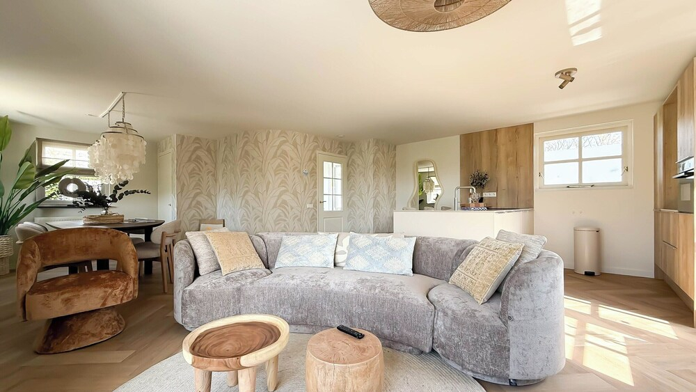 Villa With Expansive Sunny Garden