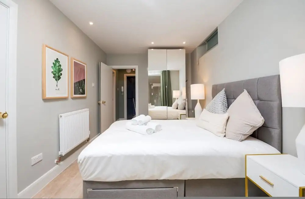 Stylish Hyde Park Apartment PS2