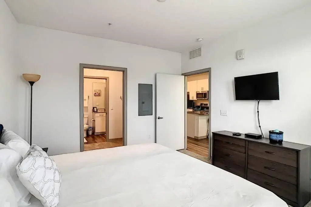 King Bed and Close to Disney