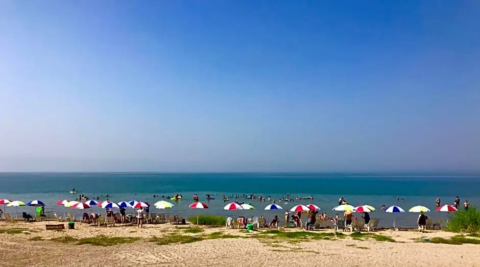 חוף גולן על שפת הכינרת אוהלים ממוזגים ובקתות עץ