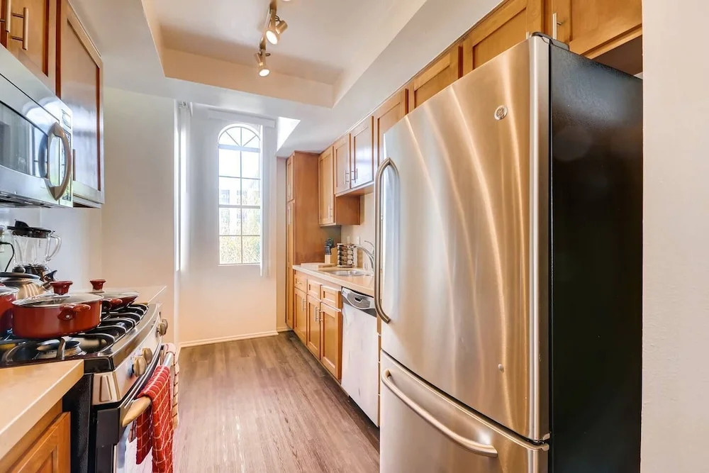 Awesome Beverly Hills A+ Penthouse Unit Across From Cedars Sinai! (BW-5)