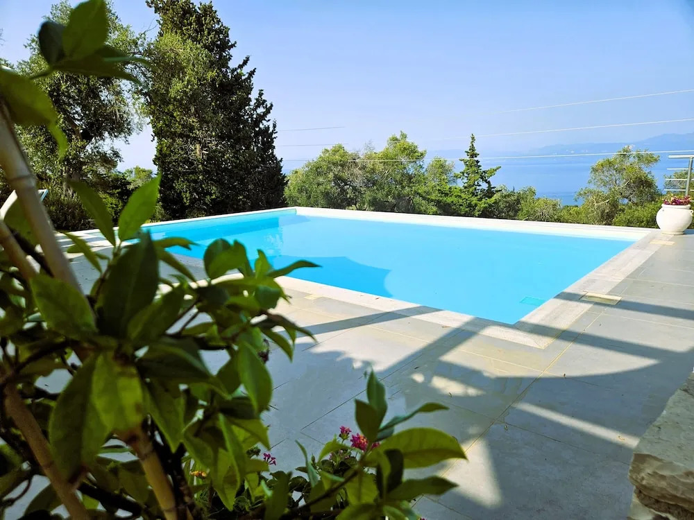 Villasleeps10-garden-freeparking-pool-ac
