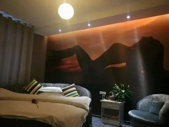 Qujing Zhouzhou Theme Hotel