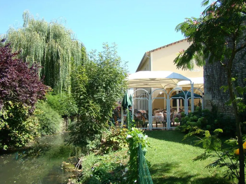 Logis Hôtel & Restaurant Le Cheval Blanc et Clovis