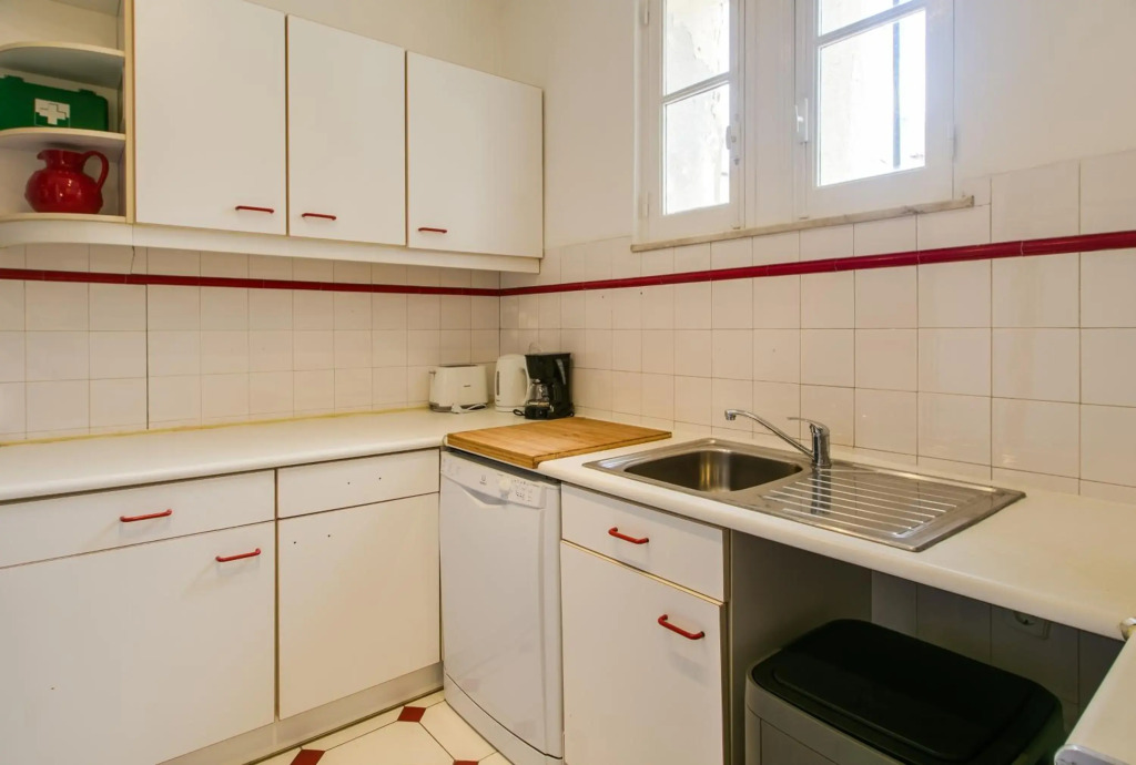 Spacious, Bright and Newly Renovated 2 Bedroom Apartment, Lisbon Historical Center, Madragoa