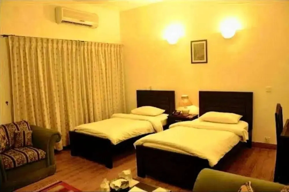 New Hotel Couple In Karachi