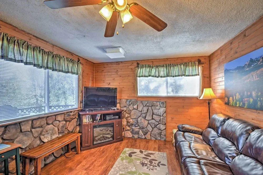 Cabin w/ Mtn Views - 5 Mi to Mueller State Park!
