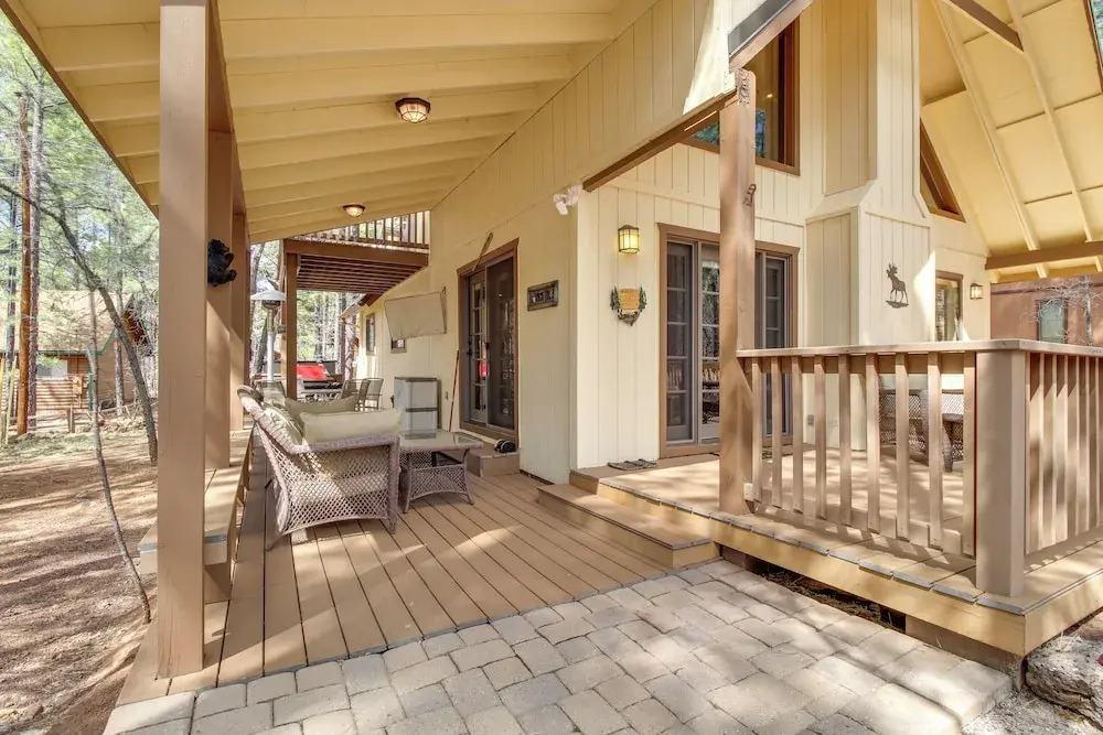 9 Mi to Rainbow Lake: Woodsy Pinetop Cabin w/ Deck
