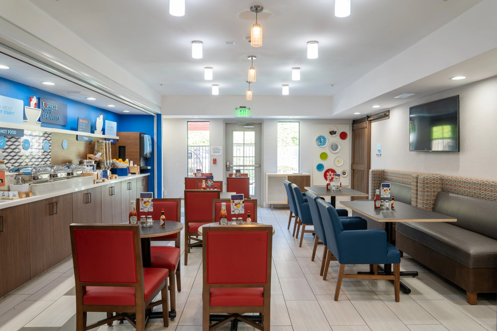 Holiday Inn Express & Suites - Lake Forest by IHG