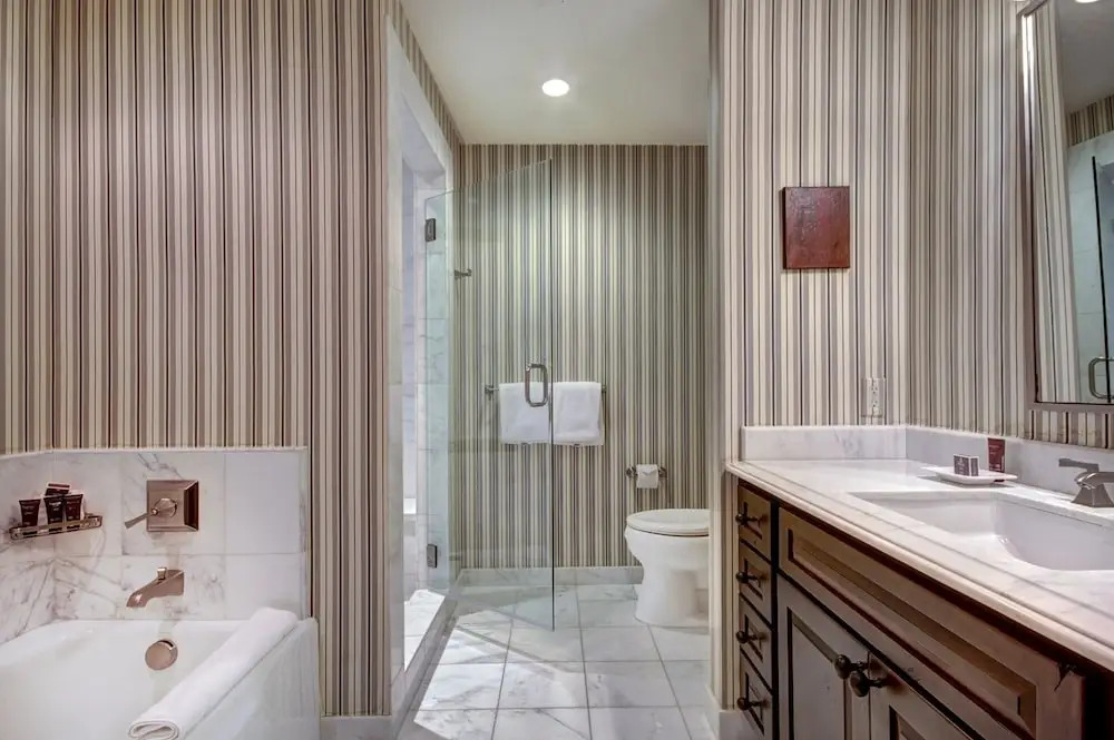 Luxury 2BR+Den Ritz-Carlton Residence by RedAwning