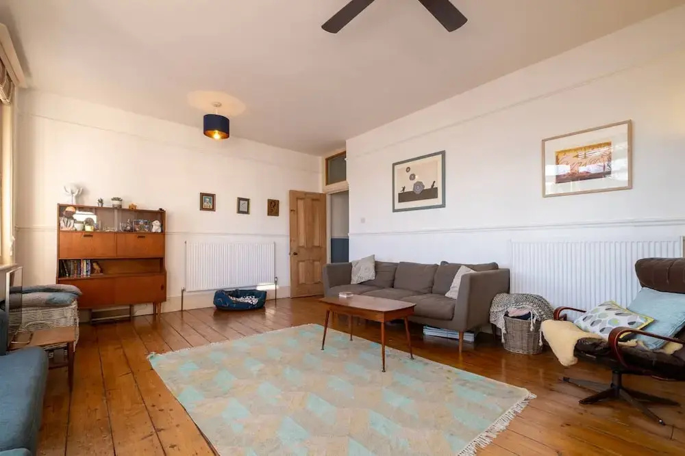 Airy and Tasteful 3 Bedroom Apartment in Five Ways Area