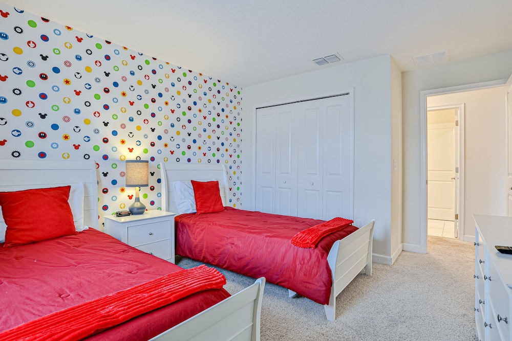 Modern Townhome With Private Pool, hot Tub, Central AC, and Private Washer/dryer
