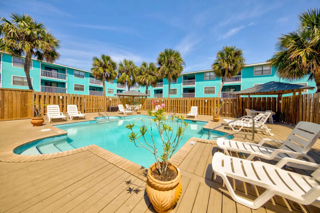 Charming Condo Walking Distance to Beach With two Pools in Gulf Shores