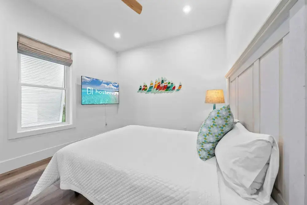Luxury 4BR, Across street from beach, Sleeps 10!