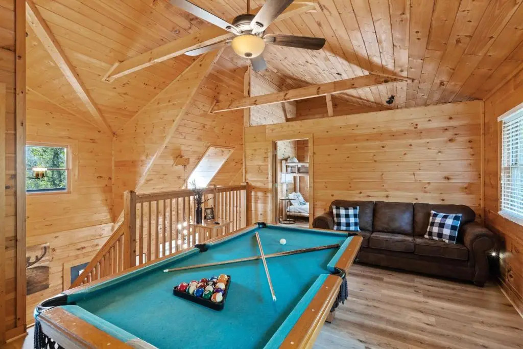 Mountain view 5 bdrm Gatlinburg Cabin near downtown Arts
