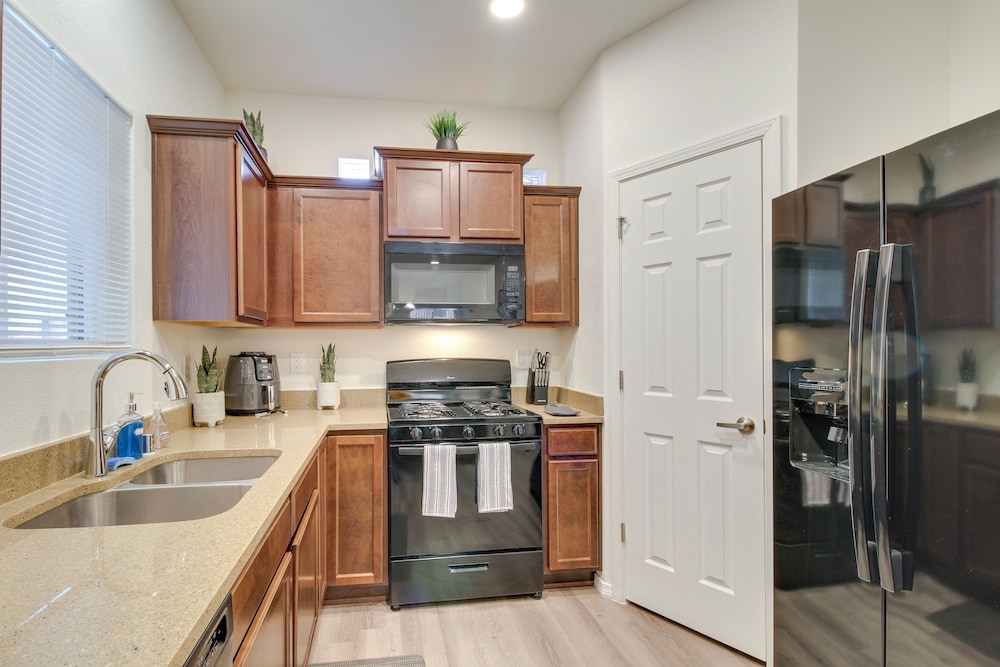 3 Mi to Downtown: Wfh-friendly ABQ Townhome!