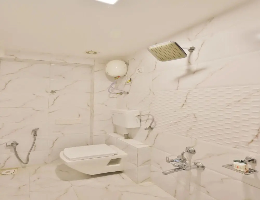 OYO 11922 Hotel Sunstar Inn