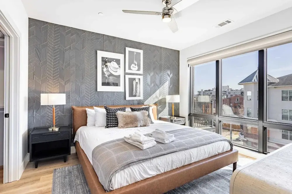 Sleeps 24 4 Modern Midtown Apartments w/ Gym + Pool Walkable to Shops & Eats