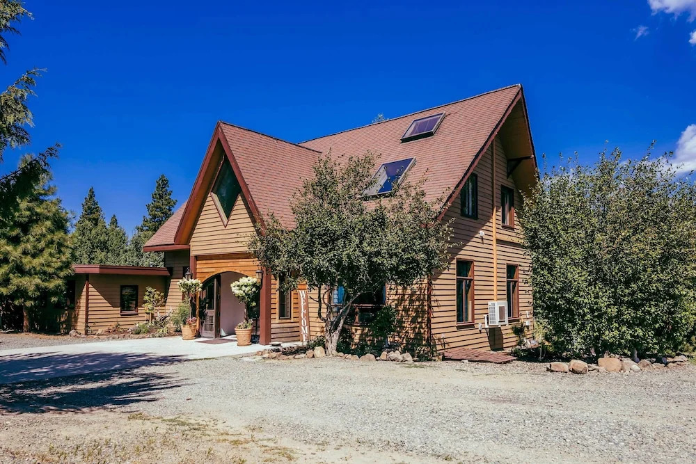 8-acre Big House Lodge in Cle Elum w/ Hot Tub