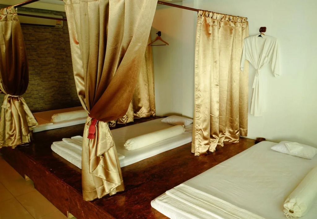 Saphan Krungthep Hostel & Spa