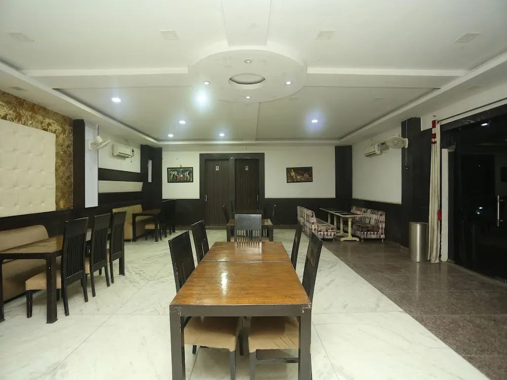 OYO 8607 Hotel Sky Inn